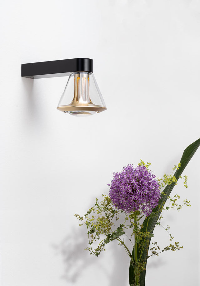 less'n'more ETHICS Wandstrahler neben Pflanze