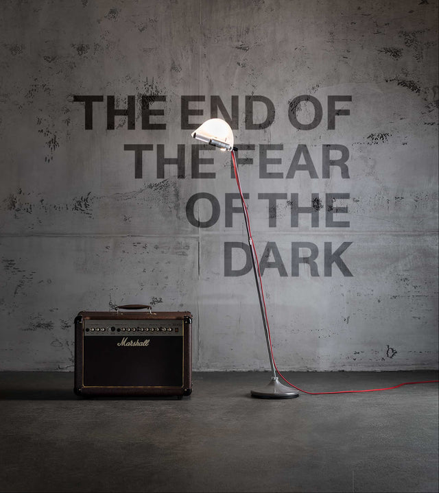 less'n'more STEREO Standleuchte neben Marshall Verstärker