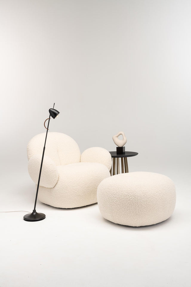 less'n'more YLUX Standleuchte neben Sessel und Couchtisch