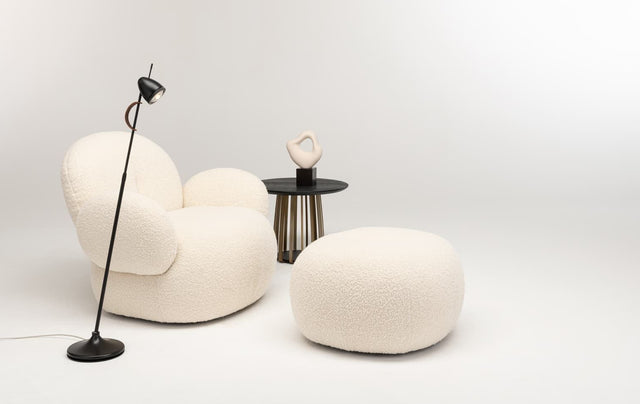 less'n'more YLUX Standleuchte neben Sessel und Couchtisch